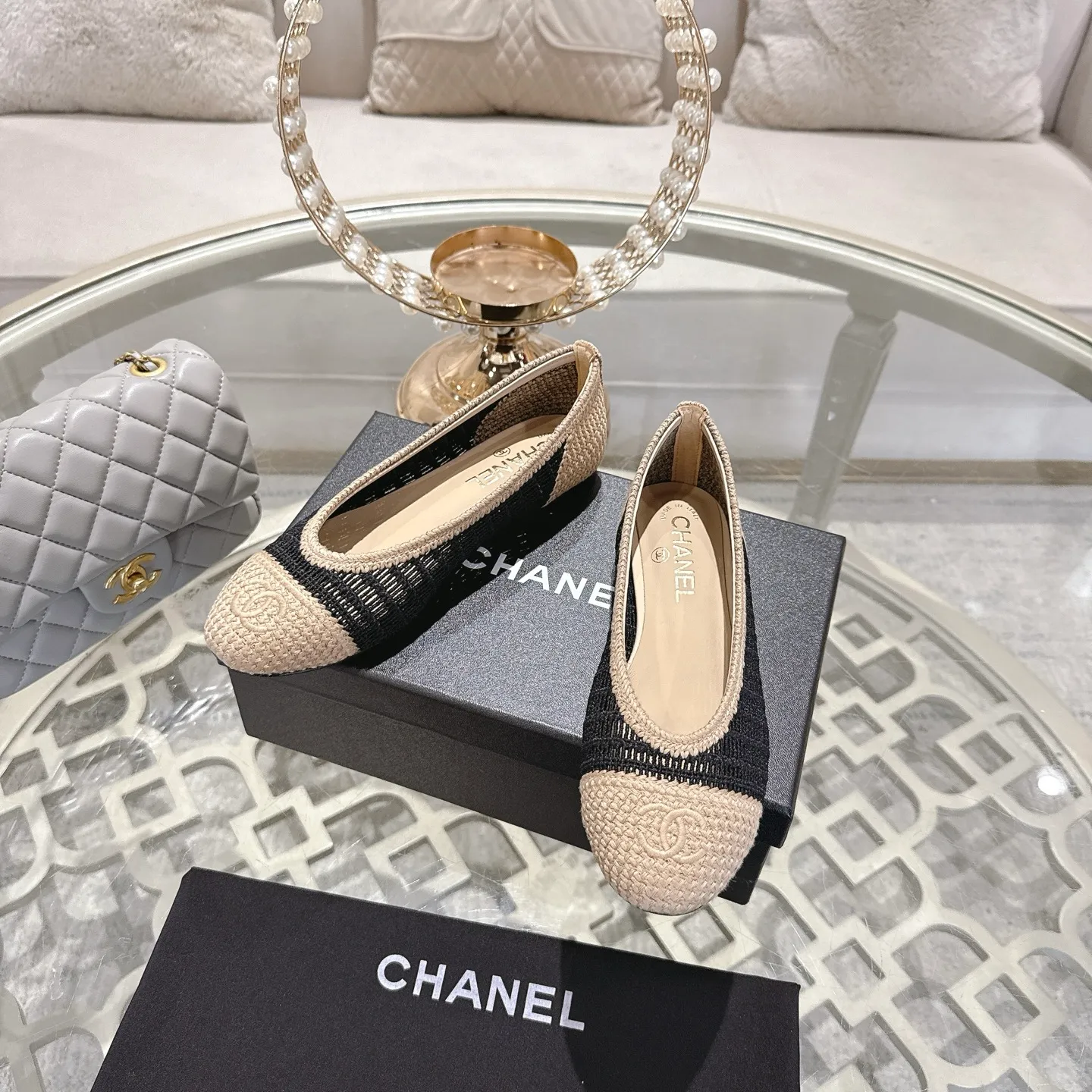 👟👟Ex-factory price 520👟👟 Chanel 25SS finally comes out with woven ballet shoes‼ ️ Shoes worthy of their own article, I have to say that they are finally waiting for you! So elegant and chill. Wear it in the summer to enjoy the breeze and walk on the street. Round square toe design. Cute and cute~ The appearance is super online. When you wear it, you will feel like a wealthy daughter. I thought it was good-looking. Only when I put it on my feet do I know how easy it is to wear~ Upper: Exclusive custom-made mesh (comfortable and breathable) Foot pad: Sheepskin Outsole: Genuine leather sole imported from Italy Size: 35-39 (customized at 40.41.42)